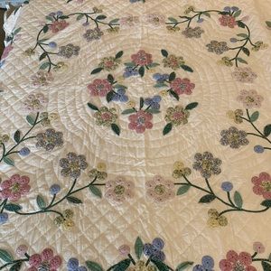 Full size floral quilt